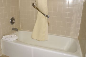 Deep soaking bathtub