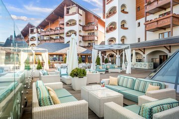Poolside bar