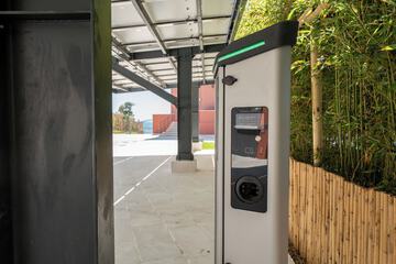 Electric vehicle charging station