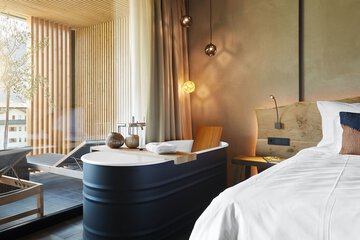 Deep soaking bathtub