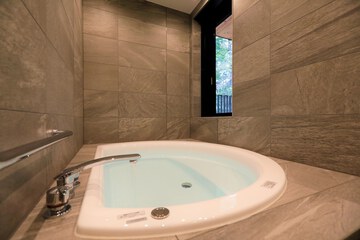 Deep soaking bathtub