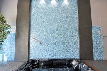 Indoor spa tub