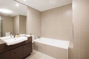 Deep soaking bathtub