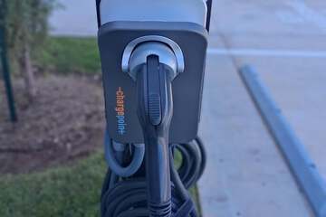 Electric vehicle charging station