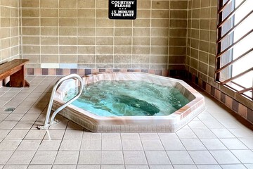 Indoor spa tub