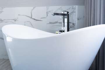 Deep soaking bathtub