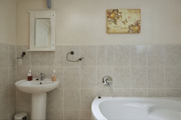 Deep soaking bathtub