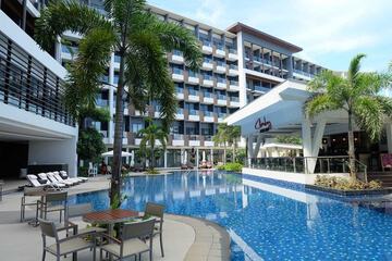 Poolside bar