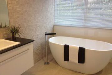 Deep Soaking Bathtub