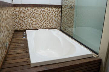 Deep soaking bathtub