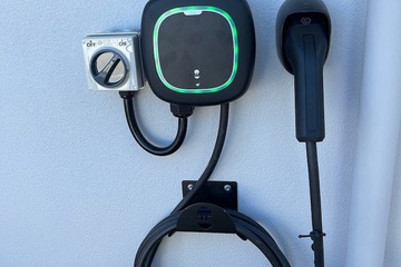 Electric vehicle charging station