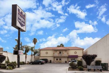 Howard Johnson by Wyndham Bakersfield