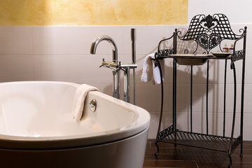 Deep soaking bathtub