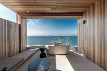 Deep soaking bathtub