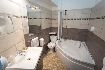 Deep soaking bathtub