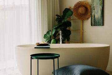 Deep soaking bathtub