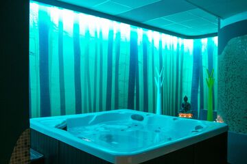 Indoor spa tub