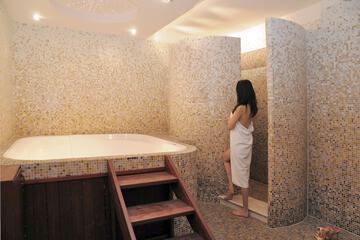Indoor spa tub
