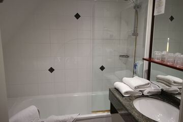 Deep soaking bathtub