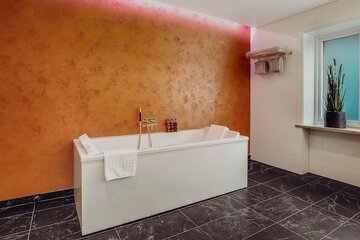 Deep soaking bathtub