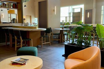 Lobby lounge