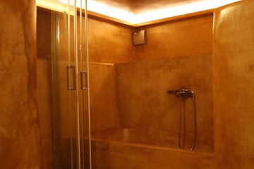 Deep soaking bathtub