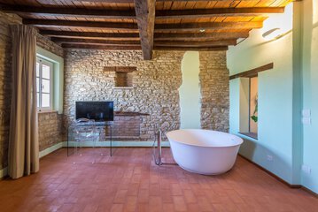 Deep soaking bathtub