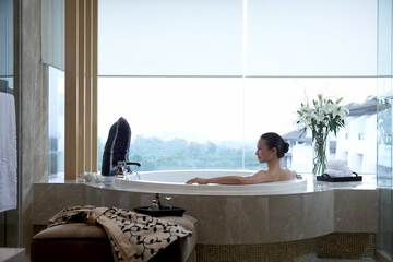 Deep soaking bathtub