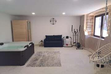 Indoor spa tub