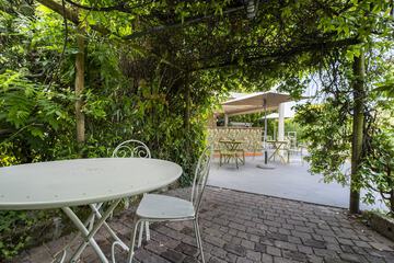 Poolside bar