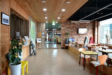 Lobby lounge