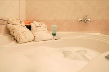 Deep soaking bathtub