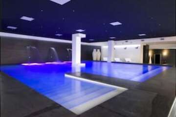 Indoor spa tub