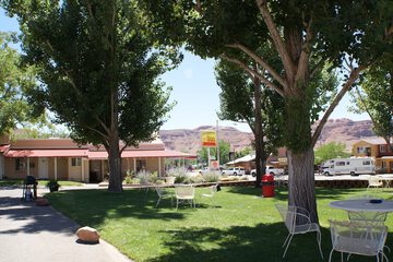 Adventure Inn & Motel