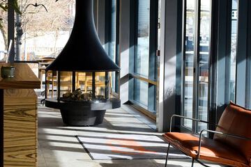 Lobby lounge