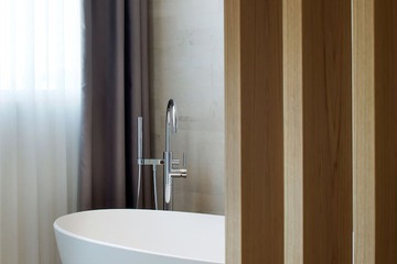 Deep soaking bathtub