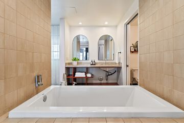 Deep soaking bathtub