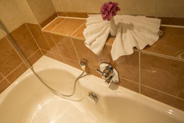 Deep soaking bathtub