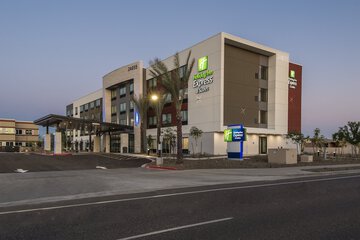 Holiday Inn Express & Suites Phoenix North Happy Valley