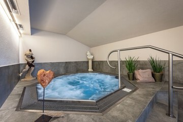 Indoor spa tub