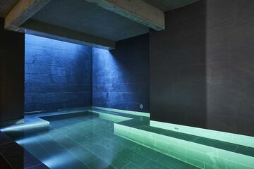Indoor spa tub