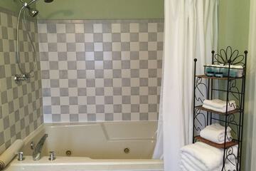 Deep soaking bathtub