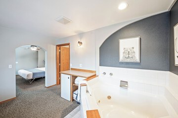 Deep soaking bathtub