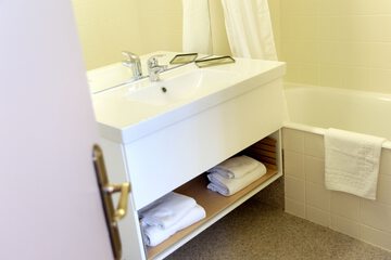 Bathroom sink