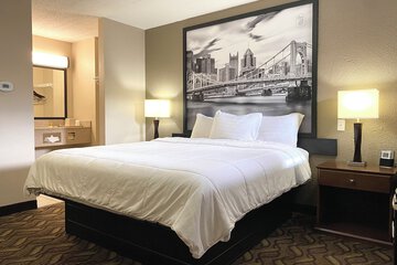Super 8 by Wyndham Greensburg