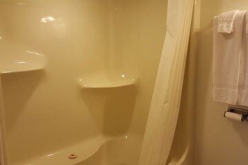 Deep soaking bathtub