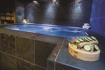 Indoor spa tub