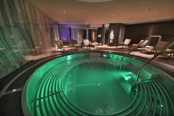 Indoor spa tub