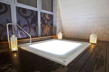Indoor spa tub
