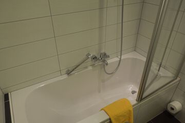Deep soaking bathtub